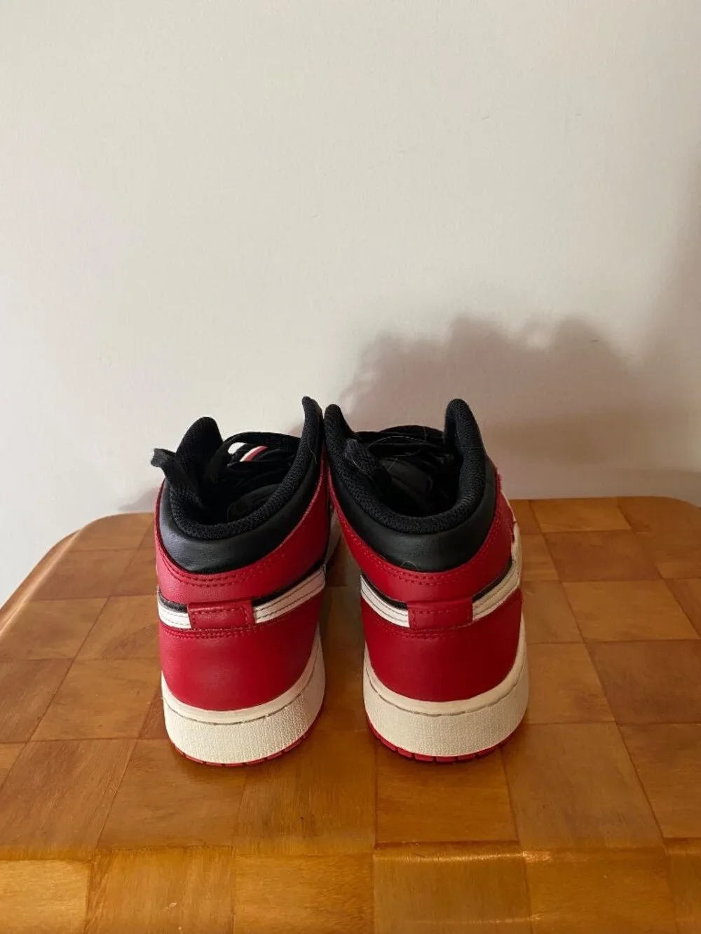 Air Jordan 1 Mid Chicago Black Toe Sneakers Youth Size 5.5Y Red/Black/White